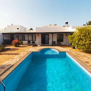 https://villa-luxury-puerto-del-carmen-lanzarote.in-canary-islands.com